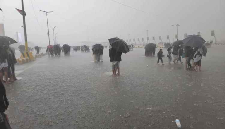 المشهد اليمني - غضب السماء .. الأمطار تُفشل فعالية حوثية حاشدة في ميدان السبعين بصنعاء