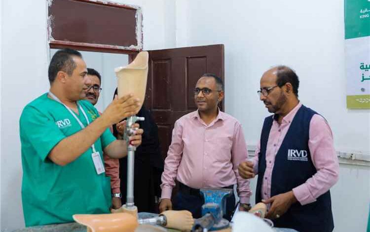 فريق من مكتب الصحة بتعز يطلع على خدمات مركز الأطراف الصناعية ويبحث دمج خطط طوارئ المركز ضمن الخطة الصحية للمحافظة
