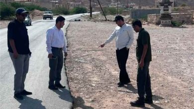 فريق هندسي يعاين أضرار طريق عتق – النقبة