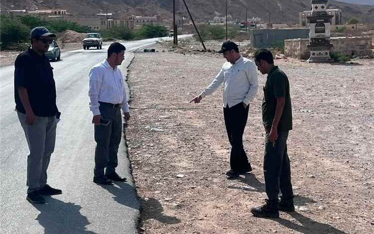 فريق هندسي يعاين أضرار طريق عتق – النقبة