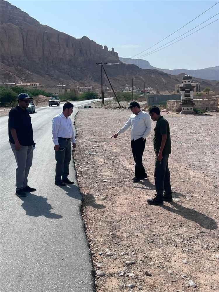 فريق هندسي يعاين أضرار طريق عتق – النقبة