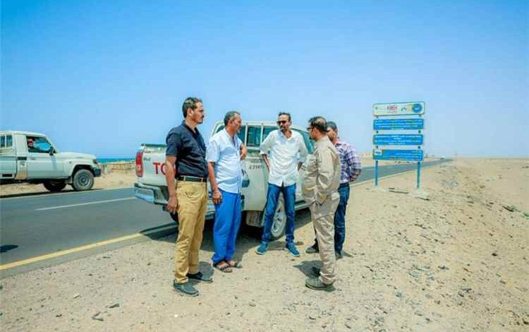 فريق هندسي ينفذ دراسة فنية تمهيداً لصيانة وتأهيل الطريق الدولي في لحج