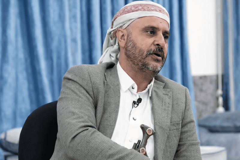 في ظهور إعلامي مرتبك وقلق.. قيادي حوثي يهدد بتصفية «ميرا صدام حسين» واغتيال الشيخ فدغم في مطارح الكرامة بالريان