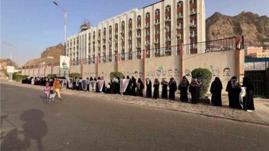 في عهد المجلس الانتقالي الجنوبي المنحل.. أمهات المختطفين والمخفيين قسرًا يجددن مطالبتهن بكشف مصير أبنائهن في العاصمة المؤقتة عدن