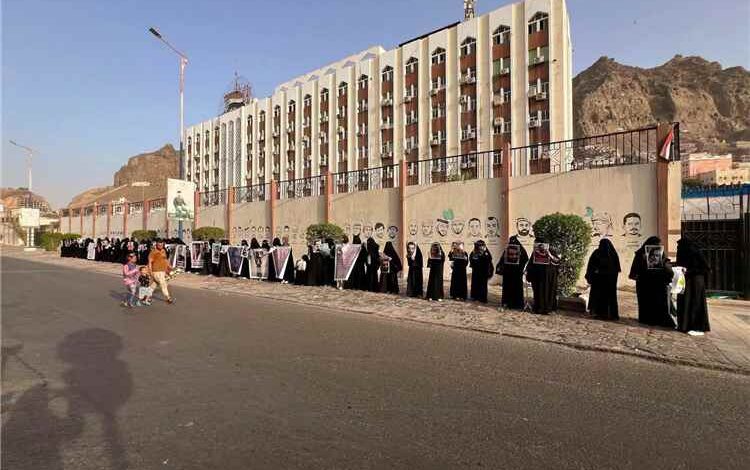 في عهد المجلس الانتقالي الجنوبي المنحل.. أمهات المختطفين والمخفيين قسرًا يجددن مطالبتهن بكشف مصير أبنائهن في العاصمة المؤقتة عدن