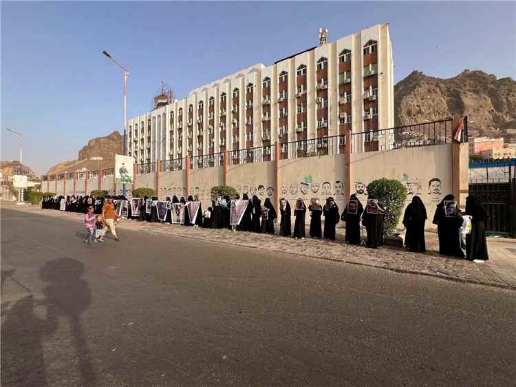 في عهد المجلس الانتقالي الجنوبي المنحل.. أمهات المختطفين والمخفيين قسرًا يجددن مطالبتهن بكشف مصير أبنائهن في العاصمة المؤقتة عدن