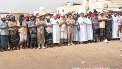 في مشهد مهيب.. اللواء اللحجي يؤدي الصلاة على شهداء قوات درع الوطن في عدن
