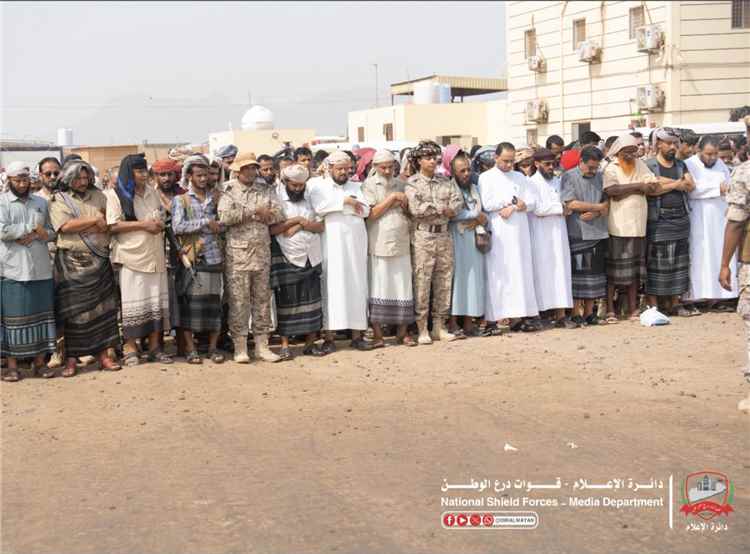 في مشهد مهيب.. اللواء اللحجي يؤدي الصلاة على شهداء قوات درع الوطن في عدن