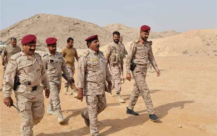 قائد المنطقة العسكرية الثانية يتفقد مشروع مخطط شهداء النخبة الحضرمية ويطلع على مستوى الإنجاز في تجهيز قطع الأراضي