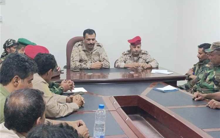 قائد قوات دفاع شبوة يبحث تعزيز الجاهزية والانضباط خلال اجتماع موسع مع القيادات العسكرية