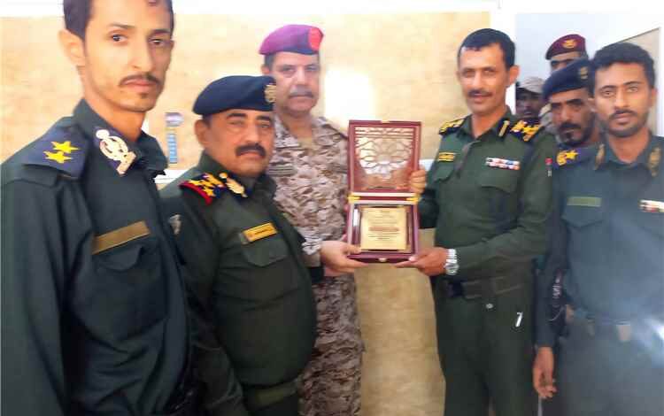 قائد محور عتق ومدير عام شرطة شبوة يطّلعان على سير العمل بفرع مصلحة الأحوال المدنية ويُكرّمان قيادته