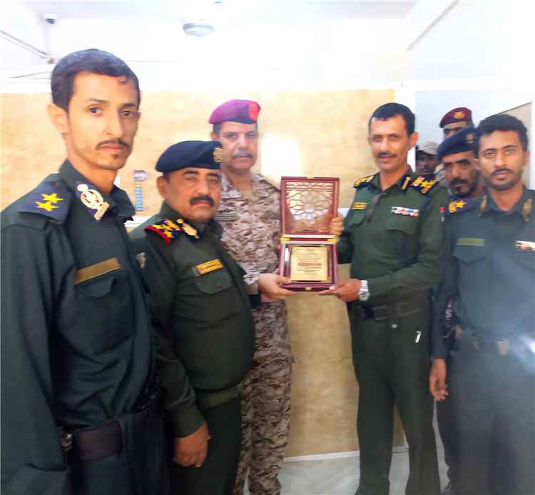 قائد محور عتق ومدير عام شرطة شبوة يطّلعان على سير العمل بفرع مصلحة الأحوال المدنية ويُكرّمان قيادته