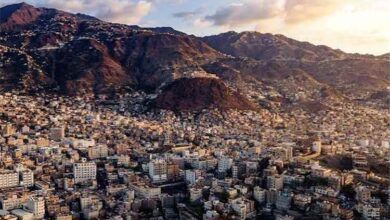 قصف حوثي يستهدف قرية سكنية غرب تعز ويصيب طفلة وشابة بجروح خطيرة