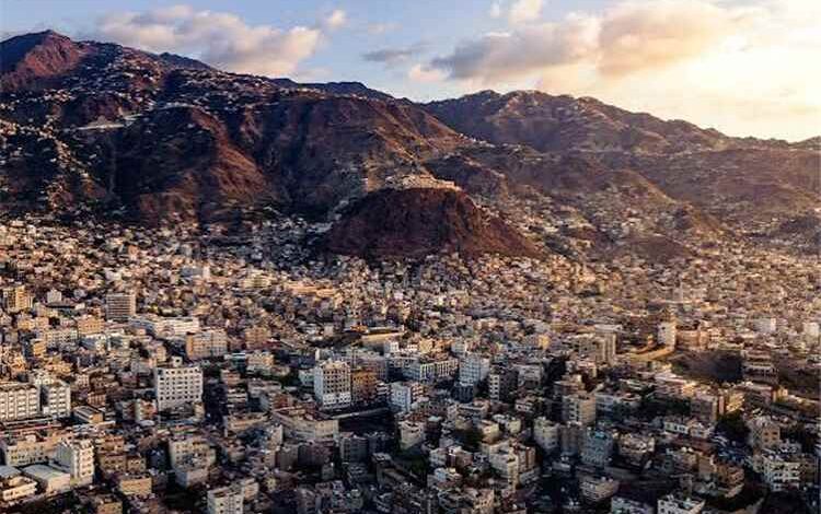 قصف حوثي يستهدف قرية سكنية غرب تعز ويصيب طفلة وشابة بجروح خطيرة