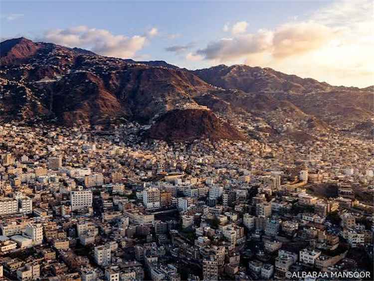 قصف حوثي يستهدف قرية سكنية غرب تعز ويصيب طفلة وشابة بجروح خطيرة