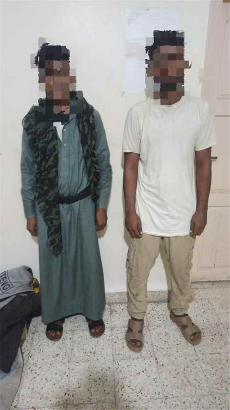 قوات درع الوطن في المهرة تطيح بمروجين وتضبط كيلوغرامًا من الحشيش المخدر.