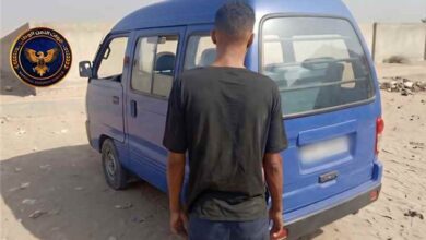 قوات طوق العاصمة عدن تضبط باصا مسروقا في منفذ العلم الأمني بعد لحظات من سرقته