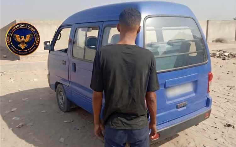قوات طوق العاصمة عدن تضبط باصا مسروقا في منفذ العلم الأمني بعد لحظات من سرقته