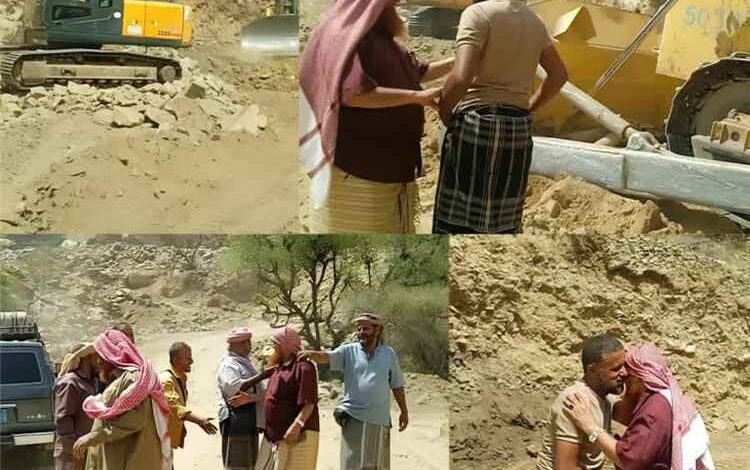 قيادات محلية وشخصيات اجتماعية تتفقد سير العمل في مشروع طريق باتيس رصُد الاستراتيجي بيافع