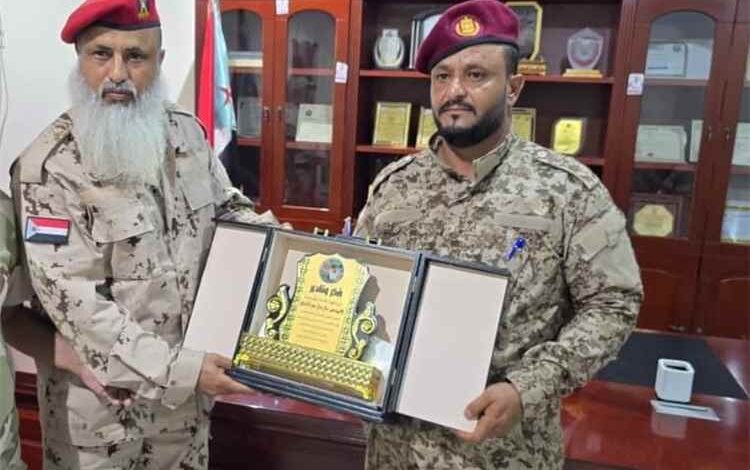قيادة اللواء الثالث دعم وإسناد تكرم العميد منير سالم بدرع "الوفاء"