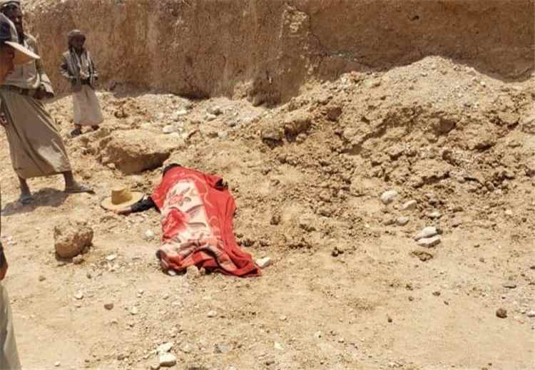 قيادي حوثي يعتدي على امرأة في ريمة خلال احتجاجها على إزالة مقبرة