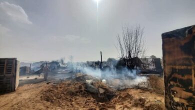 كارثة إنسانية في مأرب.. حريق يدمر منازل 9 أسر نازحة داخل مخيم الوحدة
