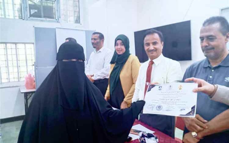 كلية التربية عدن تختتم دورة تدريبية لتعزيز الوقاية من أخطار الحريق