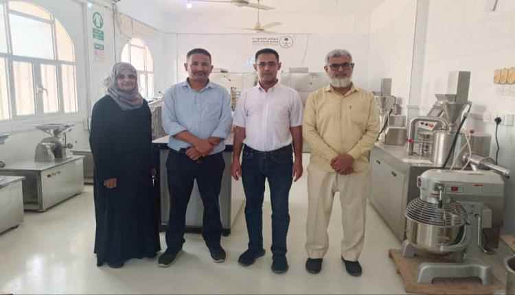 كلية الصيدلة بجامعة عدن تبحث مع مصنع الدوائية الحديثة تعزيز الشراكة وتفعيل معمل الصناعات الدوائية
