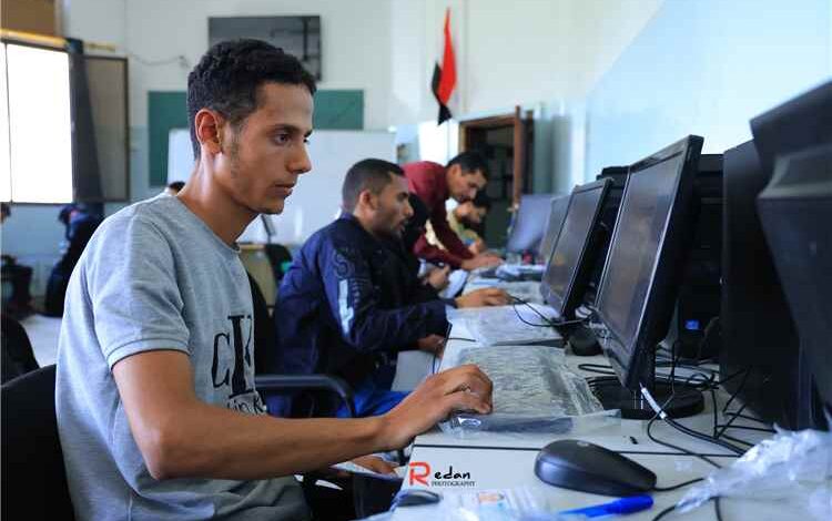 كلية العلوم الإدارية بجامعة تعز تدشن نظام التصحيح الذاتي للاختبارات