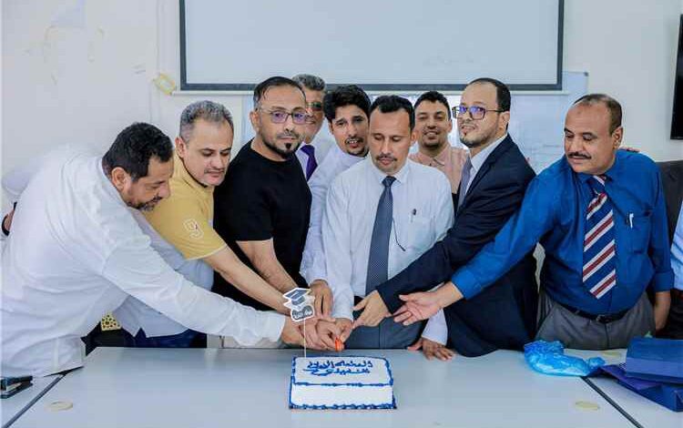 كلية العلوم الإدارية بجامعة عدن تحتفي بأول دفعة في برنامج دكتوراه إدارة الأعمال التنفيذي