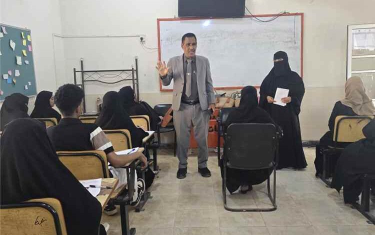 كلية اللغات بجامعة عدن تختتم امتحاناتها للفصل الثاني