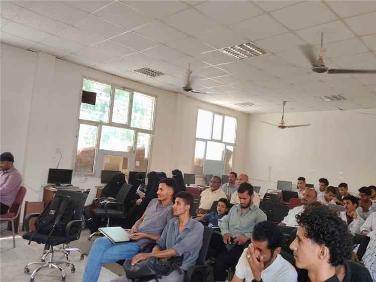 كلية ردفان الجامعية بجامعة لحج تحتفي بمشاريع طلابية مبتكرة في "تطبيقات الجوال" تخدم المجتمع والتعليم