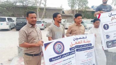 كوادر مستشفى الغيضة ينفذون وقفة احتجاجية للمطالبة بمستحقاتهم المالية