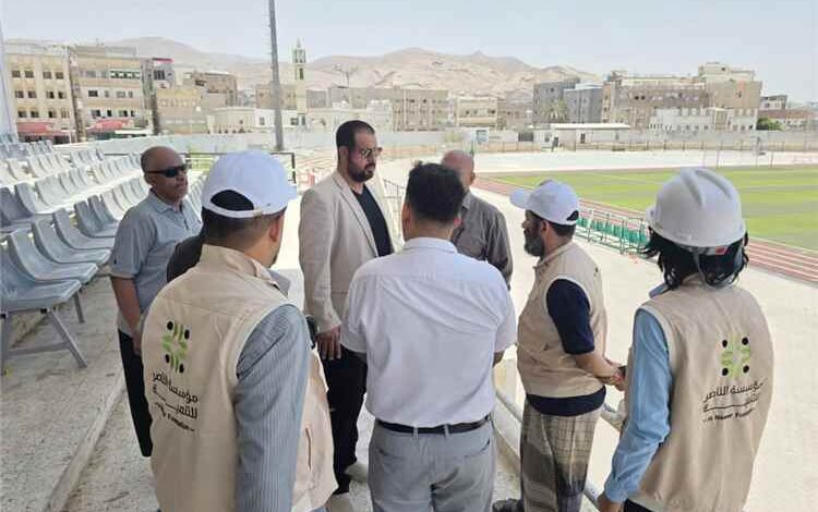 لتطوير بنيته التحتية وإنارته.. وكيل حضرموت لشؤون التنمية يتفقد ملعب الفقيد "بارادم" بالمكلا