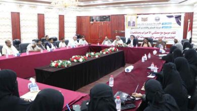 لجنة السلم والتلاحم المجتمعي بالمهرة تعقد لقاءً موسعًا مع ممثلي الأحزاب ومنظمات المجتمع المدني