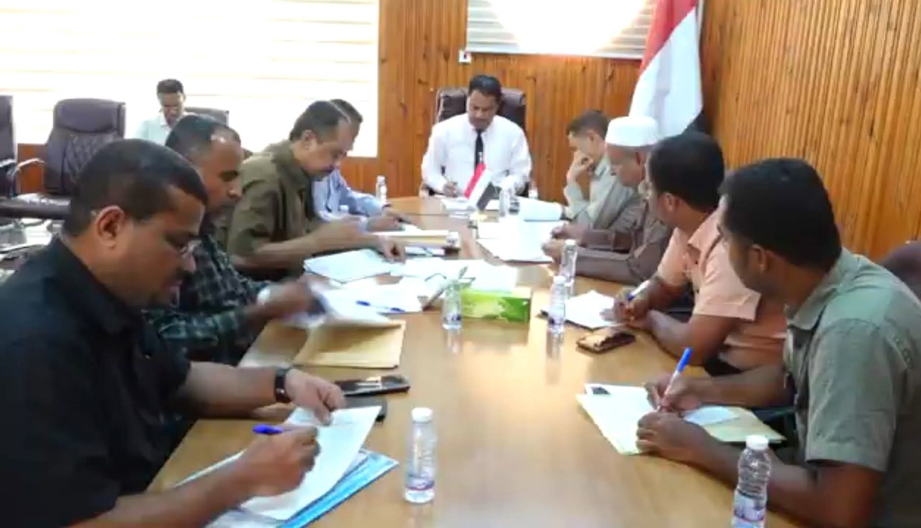 لجنة المناقصات بوادي حضرموت تحيل مشاريع تعليمية للجنة الفنية وتُرسي مشروع المجمع الحكومي بحورة ووادي العين