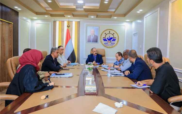 لجنة برئاسة وزير النقل تناقش استكمال الإجراءات الرسمية لاعتماد مشروع ميناء قنا بمحافظة شبوة