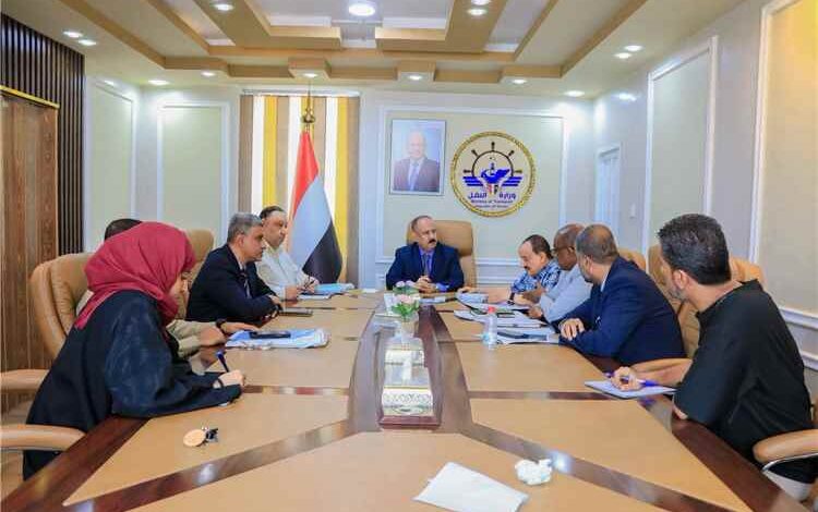 لجنة برئاسة وزير النقل تناقش استكمال الاجراءات الرسمية لاعتماد مشروع ميناء قنا بمحافظة شبوة
