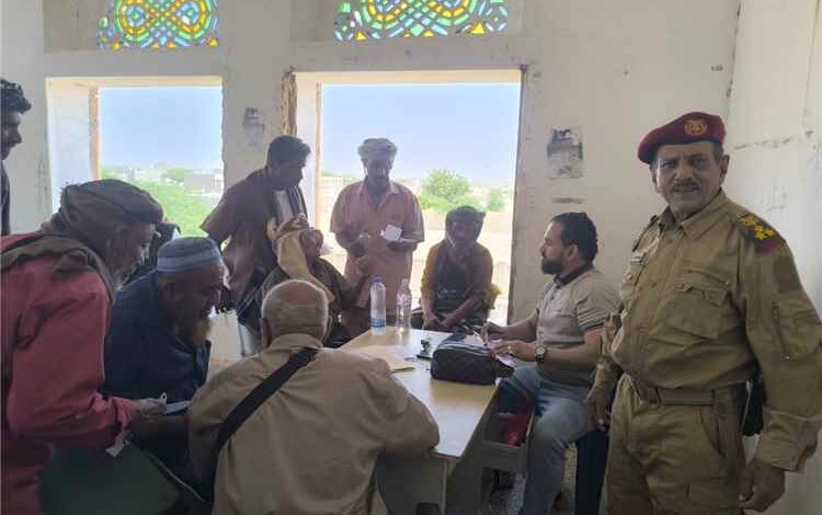 لجنة صرف شيكات المرتبات تدشن أعمالها لمنتسبي اللواء 111 مشاة في أحور