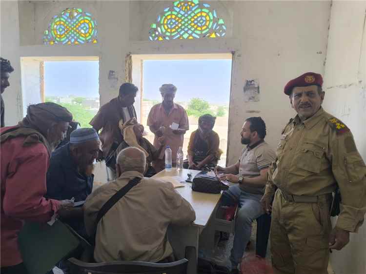 لجنة صرف شيكات المرتبات تدشن أعمالها لمنتسبي اللواء 111 مشاة في أحور
