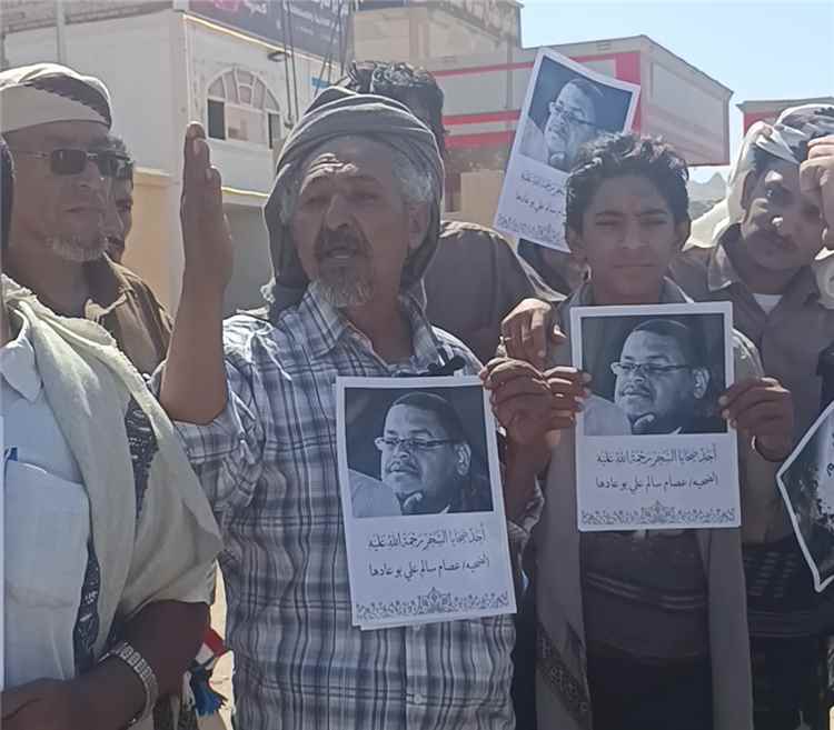 المشهد اليمني - لجنة مكافحة السحر بميفعة تنظم وقفة تضامنية مع ضحايا السحر وتسلم رسائل للنيابة والقضاء