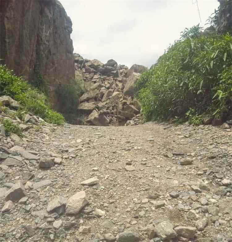 لحج.. مناشدة لإصلاح طريق متضررة وإنقاذ أراضٍ زراعية بالقبيطة