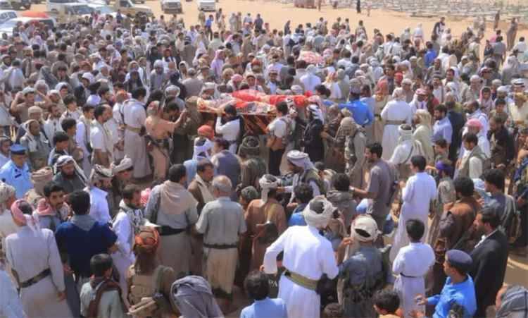 مأرب تشيّع أربعة جنود استشهدوا في هجوم حوثي بطائرة مسيّرة بجبهة حريب