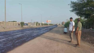 مؤسسة الطرق بلحج تبدأ رش مادة الـ MC بخط (الرباط - العند) تمهيداً لرصفه بالأسفلت