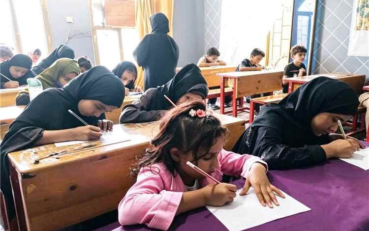 مؤسسة رؤية عدن للتنمية تختتم دورة الحروف الإنجليزية لـ22 طالبًا في البريقة