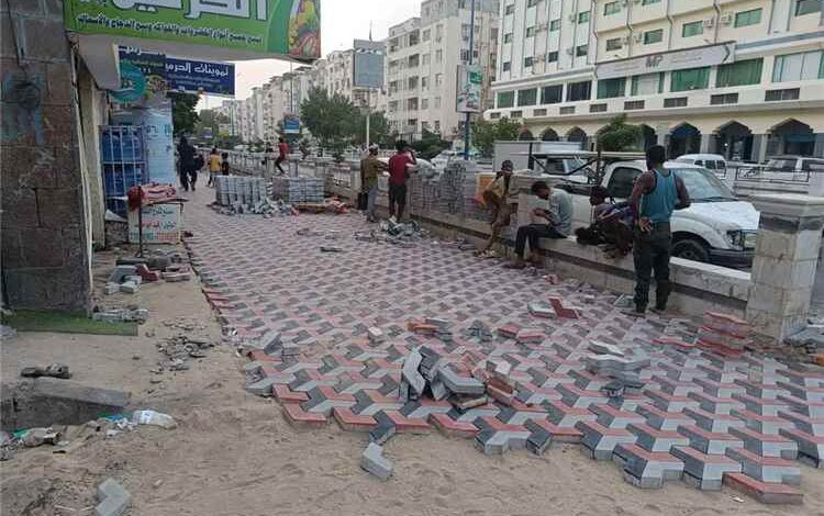 متابعة ميدانية لأعمال تأهيل رصيف المشاة بالشارع الرئيسي بالمعلا