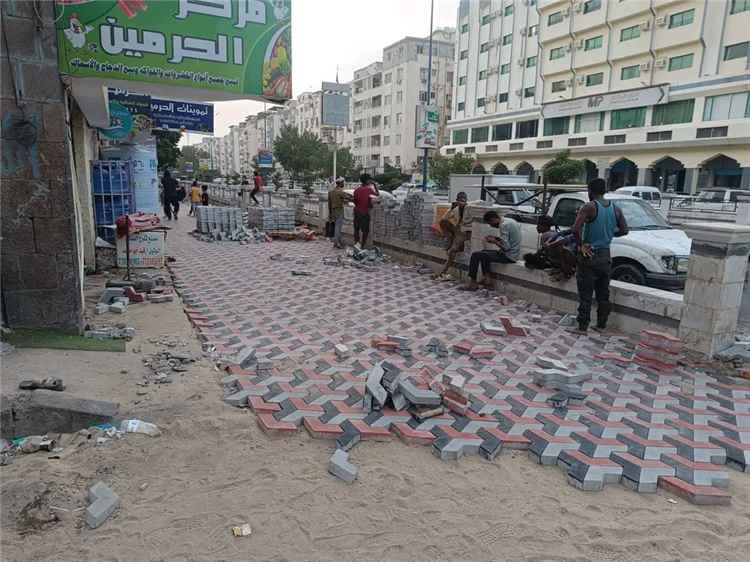 متابعة ميدانية لأعمال تأهيل رصيف المشاة بالشارع الرئيسي بالمعلا