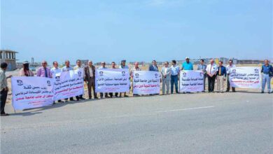مجلس جامعة عدن ينظم وقفة احتجاجية ويجدد مناشدته لحماية أراضي الحرم الجامعي