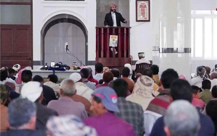 المشهد اليمني - محافظ أبين الرباش خطيباً للجمعة في مسجد السورق بمديرية سباح