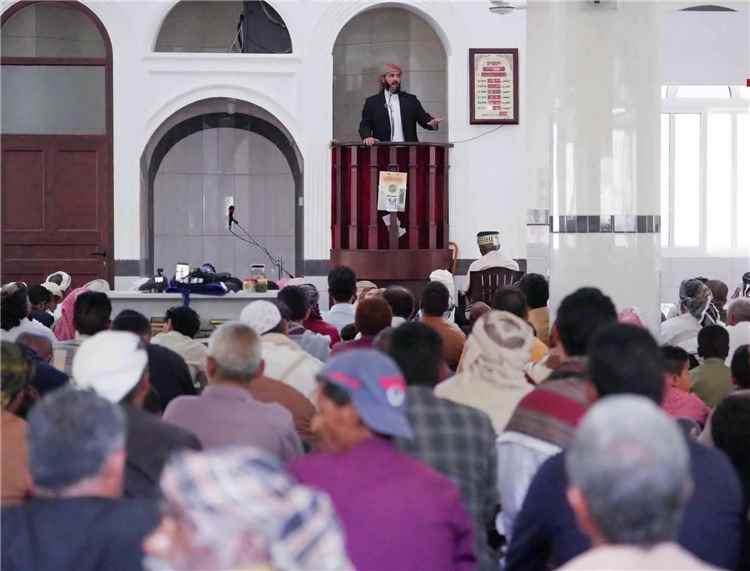 المشهد اليمني - محافظ أبين الرباش خطيباً للجمعة في مسجد السورق بمديرية سباح